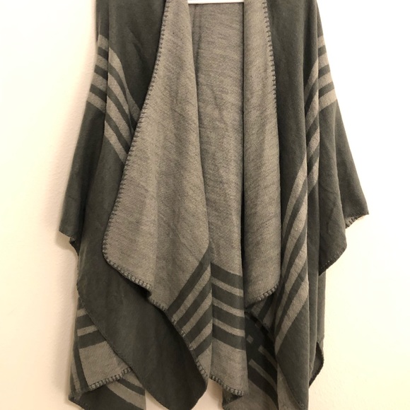 Open front poncho wrap - Picture 2 of 6